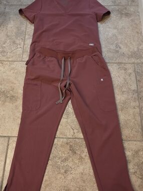 Fig Scrub Set Cargo Pants and Top- Mauve Rose M Top/ L/P Pants